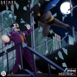 THE JOKER BATMAN: THE ANIMATED SERIES ONE:12 COLLECTIVE. ¡El estafador más notorio de Gotham regresa para traer más travesuras y caos al Colectivo One:12! El Colectivo One:12. El Joker está vestido para matar con su clásico traje morado, pajarita y ojal. Incluye cuatro retratos intercambiables con diferentes expresiones faciales que capturan su rostro exagerado y maniaco. ¿Qué es una travesura sin las herramientas adecuadas? El Joker está listo para convertir Gotham en su patio de recreo personal, equipado con un bastón que se separa para revelar una daga, una bomba de TNT, un pez Joker y mucho más. En Batman: La Serie Animada, el Guasón es un loco teatral y maniático que siempre ríe el último. Sus caóticas intrigas y su humor retorcido lo convierten en el criminal más impredecible y peligroso de Ciudad Gótica.