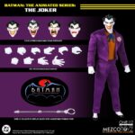 THE JOKER BATMAN: THE ANIMATED SERIES ONE:12 COLLECTIVE. ¡El estafador más notorio de Gotham regresa para traer más travesuras y caos al Colectivo One:12! El Colectivo One:12. El Joker está vestido para matar con su clásico traje morado, pajarita y ojal. Incluye cuatro retratos intercambiables con diferentes expresiones faciales que capturan su rostro exagerado y maniaco. ¿Qué es una travesura sin las herramientas adecuadas? El Joker está listo para convertir Gotham en su patio de recreo personal, equipado con un bastón que se separa para revelar una daga, una bomba de TNT, un pez Joker y mucho más. En Batman: La Serie Animada, el Guasón es un loco teatral y maniático que siempre ríe el último. Sus caóticas intrigas y su humor retorcido lo convierten en el criminal más impredecible y peligroso de Ciudad Gótica.