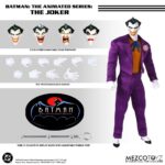 THE JOKER BATMAN: THE ANIMATED SERIES ONE:12 COLLECTIVE. ¡El estafador más notorio de Gotham regresa para traer más travesuras y caos al Colectivo One:12! El Colectivo One:12. El Joker está vestido para matar con su clásico traje morado, pajarita y ojal. Incluye cuatro retratos intercambiables con diferentes expresiones faciales que capturan su rostro exagerado y maniaco. ¿Qué es una travesura sin las herramientas adecuadas? El Joker está listo para convertir Gotham en su patio de recreo personal, equipado con un bastón que se separa para revelar una daga, una bomba de TNT, un pez Joker y mucho más. En Batman: La Serie Animada, el Guasón es un loco teatral y maniático que siempre ríe el último. Sus caóticas intrigas y su humor retorcido lo convierten en el criminal más impredecible y peligroso de Ciudad Gótica.