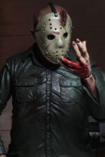JASON FRIDAY THE 13TH: THE FINAL CHAPTER 1/4. Figura articulada en escala 1/4 de la película ´Viernes 13 Parte IV: Capítulo Final´, tamaño aprox. 46 cm. ¡Regresa a la línea de figuras de acción a escala 1/4 de NECA! Esta enorme figura de 45 cm está basada en su aparición en Viernes 13, Parte 4: El Capítulo Final y presenta numerosos detalles espeluznantes. ¡Incluso puedes recrear su herida (no del todo) mortal al clavarle el machete en la cabeza! La figura tiene más de 25 puntos de articulación e incluye accesorios: máscara extraíble, dos cabezas intercambiables, manos intercambiables, cuchillo, machete y hacha.