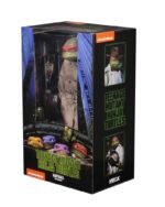 RAPHAEL IN DISGUISE TEENAGE MUTANT NINJA TURTLES 1/4. Figuras: 30 cm Tortugas Ninja "¿Un bate de José Canseco? Dime... no pagaste por esto." La nueva figura de acción a escala 1/4 de NECA, de la película de las Tortugas Ninja de 1990, es Raphael disfrazado para pasar desapercibido por la ciudad. Lleva una gabardina de tela, un sombrero esculpido y una mochila, todos extraíbles. Raphael mide 42 cm de alto y cuenta con 30 puntos de articulación, incluyendo codos dobles, para demostrar plenamente su dominio de las artes marciales. La figura es muy detallada y fiel a la película, e incluye un bate de béisbol, una rebanada de pizza y accesorios sai, además de manos intercambiables.