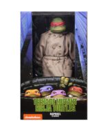 RAPHAEL IN DISGUISE TEENAGE MUTANT NINJA TURTLES 1/4. Figuras: 30 cm Tortugas Ninja "¿Un bate de José Canseco? Dime... no pagaste por esto." La nueva figura de acción a escala 1/4 de NECA, de la película de las Tortugas Ninja de 1990, es Raphael disfrazado para pasar desapercibido por la ciudad. Lleva una gabardina de tela, un sombrero esculpido y una mochila, todos extraíbles. Raphael mide 42 cm de alto y cuenta con 30 puntos de articulación, incluyendo codos dobles, para demostrar plenamente su dominio de las artes marciales. La figura es muy detallada y fiel a la película, e incluye un bate de béisbol, una rebanada de pizza y accesorios sai, además de manos intercambiables.