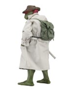 RAPHAEL IN DISGUISE TEENAGE MUTANT NINJA TURTLES 1/4. Figuras: 30 cm Tortugas Ninja "¿Un bate de José Canseco? Dime... no pagaste por esto." La nueva figura de acción a escala 1/4 de NECA, de la película de las Tortugas Ninja de 1990, es Raphael disfrazado para pasar desapercibido por la ciudad. Lleva una gabardina de tela, un sombrero esculpido y una mochila, todos extraíbles. Raphael mide 42 cm de alto y cuenta con 30 puntos de articulación, incluyendo codos dobles, para demostrar plenamente su dominio de las artes marciales. La figura es muy detallada y fiel a la película, e incluye un bate de béisbol, una rebanada de pizza y accesorios sai, además de manos intercambiables.