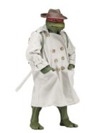 RAPHAEL IN DISGUISE TEENAGE MUTANT NINJA TURTLES 1/4. Figuras: 30 cm Tortugas Ninja "¿Un bate de José Canseco? Dime... no pagaste por esto." La nueva figura de acción a escala 1/4 de NECA, de la película de las Tortugas Ninja de 1990, es Raphael disfrazado para pasar desapercibido por la ciudad. Lleva una gabardina de tela, un sombrero esculpido y una mochila, todos extraíbles. Raphael mide 42 cm de alto y cuenta con 30 puntos de articulación, incluyendo codos dobles, para demostrar plenamente su dominio de las artes marciales. La figura es muy detallada y fiel a la película, e incluye un bate de béisbol, una rebanada de pizza y accesorios sai, además de manos intercambiables.
