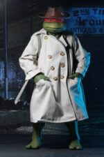 RAPHAEL IN DISGUISE TEENAGE MUTANT NINJA TURTLES 1/4. Figuras: 30 cm Tortugas Ninja "¿Un bate de José Canseco? Dime... no pagaste por esto." La nueva figura de acción a escala 1/4 de NECA, de la película de las Tortugas Ninja de 1990, es Raphael disfrazado para pasar desapercibido por la ciudad. Lleva una gabardina de tela, un sombrero esculpido y una mochila, todos extraíbles. Raphael mide 42 cm de alto y cuenta con 30 puntos de articulación, incluyendo codos dobles, para demostrar plenamente su dominio de las artes marciales. La figura es muy detallada y fiel a la película, e incluye un bate de béisbol, una rebanada de pizza y accesorios sai, además de manos intercambiables.