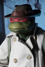 RAPHAEL IN DISGUISE TEENAGE MUTANT NINJA TURTLES 1/4. Figuras: 30 cm Tortugas Ninja "¿Un bate de José Canseco? Dime... no pagaste por esto." La nueva figura de acción a escala 1/4 de NECA, de la película de las Tortugas Ninja de 1990, es Raphael disfrazado para pasar desapercibido por la ciudad. Lleva una gabardina de tela, un sombrero esculpido y una mochila, todos extraíbles. Raphael mide 42 cm de alto y cuenta con 30 puntos de articulación, incluyendo codos dobles, para demostrar plenamente su dominio de las artes marciales. La figura es muy detallada y fiel a la película, e incluye un bate de béisbol, una rebanada de pizza y accesorios sai, además de manos intercambiables.