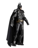BATMAN ARKHAM KNIGHT 1/4. De la exitosa serie de videojuegos Batman Arkham, esta impresionante figura de acción de Batman a escala 1/4 está basada en la apariencia del Caballero de la Noche en el videojuego Arkham Knight. Batman mide más de 45 cm y presenta un increíble nivel de detalle, fiel al modelo del juego. Cuenta con más de 25 puntos de articulación e incluye accesorios como batarang y garfio, múltiples manos intercambiables y una capa de tela suave.