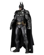 BATMAN ARKHAM KNIGHT 1/4. De la exitosa serie de videojuegos Batman Arkham, esta impresionante figura de acción de Batman a escala 1/4 está basada en la apariencia del Caballero de la Noche en el videojuego Arkham Knight. Batman mide más de 45 cm y presenta un increíble nivel de detalle, fiel al modelo del juego. Cuenta con más de 25 puntos de articulación e incluye accesorios como batarang y garfio, múltiples manos intercambiables y una capa de tela suave.