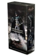 BATMAN ARKHAM KNIGHT 1/4. De la exitosa serie de videojuegos Batman Arkham, esta impresionante figura de acción de Batman a escala 1/4 está basada en la apariencia del Caballero de la Noche en el videojuego Arkham Knight. Batman mide más de 45 cm y presenta un increíble nivel de detalle, fiel al modelo del juego. Cuenta con más de 25 puntos de articulación e incluye accesorios como batarang y garfio, múltiples manos intercambiables y una capa de tela suave.