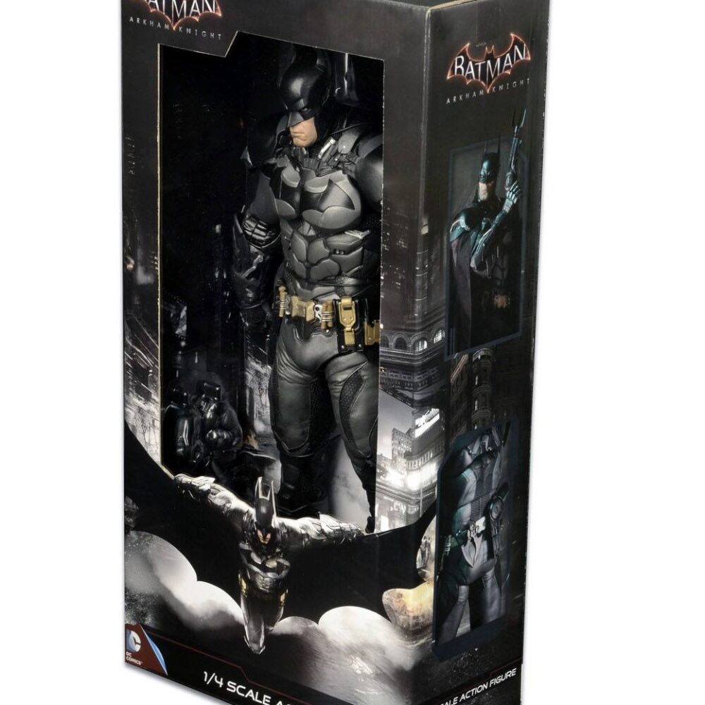 BATMAN ARKHAM KNIGHT 1/4. De la exitosa serie de videojuegos Batman Arkham, esta impresionante figura de acción de Batman a escala 1/4 está basada en la apariencia del Caballero de la Noche en el videojuego Arkham Knight. Batman mide más de 45 cm y presenta un increíble nivel de detalle, fiel al modelo del juego. Cuenta con más de 25 puntos de articulación e incluye accesorios como batarang y garfio, múltiples manos intercambiables y una capa de tela suave.
