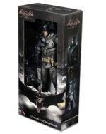 BATMAN ARKHAM KNIGHT 1/4. De la exitosa serie de videojuegos Batman Arkham, esta impresionante figura de acción de Batman a escala 1/4 está basada en la apariencia del Caballero de la Noche en el videojuego Arkham Knight. Batman mide más de 45 cm y presenta un increíble nivel de detalle, fiel al modelo del juego. Cuenta con más de 25 puntos de articulación e incluye accesorios como batarang y garfio, múltiples manos intercambiables y una capa de tela suave.