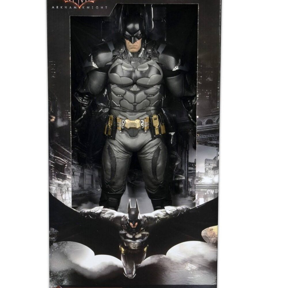BATMAN ARKHAM KNIGHT 1/4. De la exitosa serie de videojuegos Batman Arkham, esta impresionante figura de acción de Batman a escala 1/4 está basada en la apariencia del Caballero de la Noche en el videojuego Arkham Knight. Batman mide más de 45 cm y presenta un increíble nivel de detalle, fiel al modelo del juego. Cuenta con más de 25 puntos de articulación e incluye accesorios como batarang y garfio, múltiples manos intercambiables y una capa de tela suave.