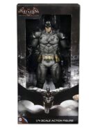 BATMAN ARKHAM KNIGHT 1/4. De la exitosa serie de videojuegos Batman Arkham, esta impresionante figura de acción de Batman a escala 1/4 está basada en la apariencia del Caballero de la Noche en el videojuego Arkham Knight. Batman mide más de 45 cm y presenta un increíble nivel de detalle, fiel al modelo del juego. Cuenta con más de 25 puntos de articulación e incluye accesorios como batarang y garfio, múltiples manos intercambiables y una capa de tela suave.