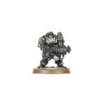 COMBAT PATROL: LEAGUES OF VOTANN WARHAMMER 40000. Vynn, Tumba de la Perdición es reconocido entre los suyos como un verdugo de las amenazas más temibles y un guardián implacable del futuro de su pueblo. Lidera una fuerza de choque flexible compuesta por versátiles Sucesores Combatientes, la élite de los Guardamoradas Einhyr y los pesados Estruendosos Brôkhyr para expandir las posesiones de la Familia. Si quieres asegurar tu territorio en nombre de los Ancestros, esta caja es la manera perfecta de comenzar una nueva colección de las Ligas de los Votann (o ampliar un ejército existente) y ahorrar dinero en comparación con la compra de las cajas por separado. La fuerza está liderada por Vynn, Tumba de la Perdición, un poderoso héroe equipado con un exotraje pesado, y acompañado por una escolta de Guardamoradas Einhyr. Una unidad de Estruendosos Brôkhyr proporciona apoyo a distancia mientras los Sucesores reclaman objetivos clave. Estas 19 miniaturas de plástico representan una fuerza completa del Baluarte de Vynn para usar en partidas tácticas y ajustadas de Patrulla de Warhammer 40,000. Las reglas de esta Patrulla están disponibles como descarga gratuita en el sitio web de Warhammer Community.