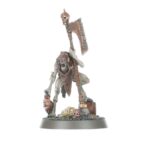REGIMENT OF RENOWN: THE SCARLET JURY WARHAMMER AGE OF SIGMAR. Nadie escapa a la justicia de Ushoran; para asegurarse de ello, a veces hay que aliarse con toscos forasteros. Así lo cree el Gran Juez Gormayne, que recorre los reinos con sus miembros del “jurado”. Quienes comprenden la naturaleza de la aflicción de los necrófagos pueden seguirles la corriente, aprovechando la oportunidad de dirigir su frenesí en la batalla. Además, Gormayne puede mostrarse razonable, al menos parte del tiempo… Con este caja puedes montar al Jurado Escarlata, un regimiento de renombre para tus ejércitos de Ciudades de Sigmar, Altos Señores Kharadron, Esclavos de la Oscuridad, Noctánimas, Osiarcas Cosechahuesos, Necroseñores Pudrealmas, Piñohierroz, Mandamaloz, Mascatribus Ogors e Hijos de Behemat de Warhammer Age of Sigmar. También es perfecta para empezar o ampliar una colección de Cortes Comecarne de una forma más económica que comprando los kits por separado. Está dirigido por el Gran Juez Gormayne, un magistrado enajenado de la corte de Ushoran, y un Decapitador Real que ejecuta sus sentencias. El “jurado” está formado por una unidad de Guardia de la Cripta, guerreros de élite ansiosos por ejecutar sin titubear la voluntad de su señor.