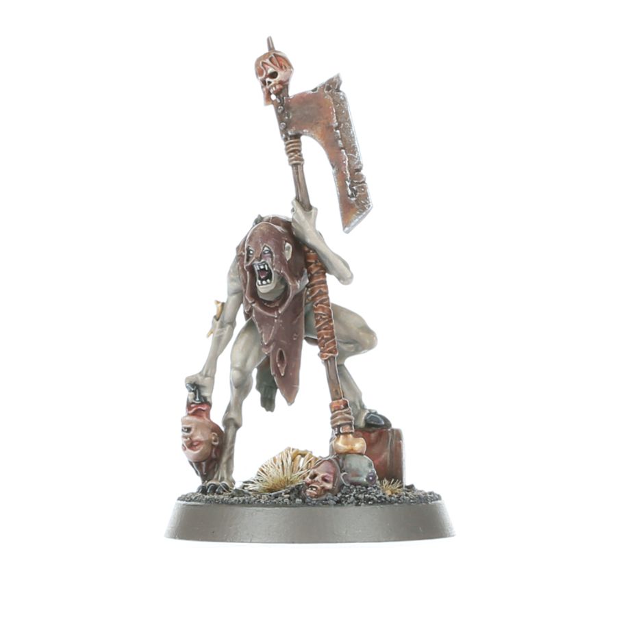 REGIMENT OF RENOWN: THE SCARLET JURY WARHAMMER AGE OF SIGMAR. Nadie escapa a la justicia de Ushoran; para asegurarse de ello, a veces hay que aliarse con toscos forasteros. Así lo cree el Gran Juez Gormayne, que recorre los reinos con sus miembros del “jurado”. Quienes comprenden la naturaleza de la aflicción de los necrófagos pueden seguirles la corriente, aprovechando la oportunidad de dirigir su frenesí en la batalla. Además, Gormayne puede mostrarse razonable, al menos parte del tiempo… Con este caja puedes montar al Jurado Escarlata, un regimiento de renombre para tus ejércitos de Ciudades de Sigmar, Altos Señores Kharadron, Esclavos de la Oscuridad, Noctánimas, Osiarcas Cosechahuesos, Necroseñores Pudrealmas, Piñohierroz, Mandamaloz, Mascatribus Ogors e Hijos de Behemat de Warhammer Age of Sigmar. También es perfecta para empezar o ampliar una colección de Cortes Comecarne de una forma más económica que comprando los kits por separado. Está dirigido por el Gran Juez Gormayne, un magistrado enajenado de la corte de Ushoran, y un Decapitador Real que ejecuta sus sentencias. El “jurado” está formado por una unidad de Guardia de la Cripta, guerreros de élite ansiosos por ejecutar sin titubear la voluntad de su señor.
