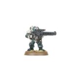 COMBAT PATROL: LEAGUES OF VOTANN WARHAMMER 40000. Vynn, Tumba de la Perdición es reconocido entre los suyos como un verdugo de las amenazas más temibles y un guardián implacable del futuro de su pueblo. Lidera una fuerza de choque flexible compuesta por versátiles Sucesores Combatientes, la élite de los Guardamoradas Einhyr y los pesados Estruendosos Brôkhyr para expandir las posesiones de la Familia. Si quieres asegurar tu territorio en nombre de los Ancestros, esta caja es la manera perfecta de comenzar una nueva colección de las Ligas de los Votann (o ampliar un ejército existente) y ahorrar dinero en comparación con la compra de las cajas por separado. La fuerza está liderada por Vynn, Tumba de la Perdición, un poderoso héroe equipado con un exotraje pesado, y acompañado por una escolta de Guardamoradas Einhyr. Una unidad de Estruendosos Brôkhyr proporciona apoyo a distancia mientras los Sucesores reclaman objetivos clave. Estas 19 miniaturas de plástico representan una fuerza completa del Baluarte de Vynn para usar en partidas tácticas y ajustadas de Patrulla de Warhammer 40,000. Las reglas de esta Patrulla están disponibles como descarga gratuita en el sitio web de Warhammer Community.