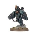COMBAT PATROL: LEAGUES OF VOTANN WARHAMMER 40000. Vynn, Tumba de la Perdición es reconocido entre los suyos como un verdugo de las amenazas más temibles y un guardián implacable del futuro de su pueblo. Lidera una fuerza de choque flexible compuesta por versátiles Sucesores Combatientes, la élite de los Guardamoradas Einhyr y los pesados Estruendosos Brôkhyr para expandir las posesiones de la Familia. Si quieres asegurar tu territorio en nombre de los Ancestros, esta caja es la manera perfecta de comenzar una nueva colección de las Ligas de los Votann (o ampliar un ejército existente) y ahorrar dinero en comparación con la compra de las cajas por separado. La fuerza está liderada por Vynn, Tumba de la Perdición, un poderoso héroe equipado con un exotraje pesado, y acompañado por una escolta de Guardamoradas Einhyr. Una unidad de Estruendosos Brôkhyr proporciona apoyo a distancia mientras los Sucesores reclaman objetivos clave. Estas 19 miniaturas de plástico representan una fuerza completa del Baluarte de Vynn para usar en partidas tácticas y ajustadas de Patrulla de Warhammer 40,000. Las reglas de esta Patrulla están disponibles como descarga gratuita en el sitio web de Warhammer Community.