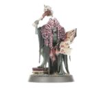 REGIMENT OF RENOWN: THE SCARLET JURY WARHAMMER AGE OF SIGMAR. Nadie escapa a la justicia de Ushoran; para asegurarse de ello, a veces hay que aliarse con toscos forasteros. Así lo cree el Gran Juez Gormayne, que recorre los reinos con sus miembros del “jurado”. Quienes comprenden la naturaleza de la aflicción de los necrófagos pueden seguirles la corriente, aprovechando la oportunidad de dirigir su frenesí en la batalla. Además, Gormayne puede mostrarse razonable, al menos parte del tiempo… Con este caja puedes montar al Jurado Escarlata, un regimiento de renombre para tus ejércitos de Ciudades de Sigmar, Altos Señores Kharadron, Esclavos de la Oscuridad, Noctánimas, Osiarcas Cosechahuesos, Necroseñores Pudrealmas, Piñohierroz, Mandamaloz, Mascatribus Ogors e Hijos de Behemat de Warhammer Age of Sigmar. También es perfecta para empezar o ampliar una colección de Cortes Comecarne de una forma más económica que comprando los kits por separado. Está dirigido por el Gran Juez Gormayne, un magistrado enajenado de la corte de Ushoran, y un Decapitador Real que ejecuta sus sentencias. El “jurado” está formado por una unidad de Guardia de la Cripta, guerreros de élite ansiosos por ejecutar sin titubear la voluntad de su señor.