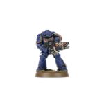 COMBAT PATROL: BLACK TEMPLARS WARHAMMER 40000. Adrax Agatone, Capitán de la 3.ª Compañía de los Salamandras, es una fuerza de destrucción concentrada y letal que golpea con fuerza y precisión en combate sin mostrar señales de agotamiento. Lidera a sus hermanos en la batalla empuñando un imponente martillo de trueno. Tras él marchan los Intercesores de Asalto, listos para lanzarse al combate cuerpo a cuerpo a su lado. Un núcleo de Marines Infernus está preparado para calcinar a sus enemigos, reclamando y manteniendo objetivos para completar la misión. Los Erradicadores y un Quad Invader apoyan al ejército con armamento pesado, conformando una fuerza de choque equilibrada. Si deseas purificar la galaxia con las llamas de Nocturne, esta caja es la forma ideal de comenzar una nueva colección de Salamandras (o ampliar un ejército ya existente) y ahorrar dinero en comparación con la compra de los kits por separado. La fuerza está liderada por Adrax Agatone, quien se lanza al fragor del combate acompañado por una escuadra de Intercesores de Asalto. Una unidad de Marines Infernus arrasa con fuego a los enemigos, barriendo objetivos vitales y defendiéndolos hasta completar la misión. Tres Erradicadores proporciona apoyo con sus poderosas armas de fusión, mientras que un Quad Invader avanza rápidamente manteniéndose al ritmo de las líneas del frente o actuando como hostigador y apoyo reactivo. Estas 20 miniaturas de plástico representan una fuerza completa para usar en partidas tácticas y ajustadas de Patrulla de Warhammer 40,000. Las reglas de esta Patrulla están disponibles como descarga gratuita en el sitio web de Warhammer Community.