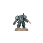 COMBAT PATROL: LEAGUES OF VOTANN WARHAMMER 40000. Vynn, Tumba de la Perdición es reconocido entre los suyos como un verdugo de las amenazas más temibles y un guardián implacable del futuro de su pueblo. Lidera una fuerza de choque flexible compuesta por versátiles Sucesores Combatientes, la élite de los Guardamoradas Einhyr y los pesados Estruendosos Brôkhyr para expandir las posesiones de la Familia. Si quieres asegurar tu territorio en nombre de los Ancestros, esta caja es la manera perfecta de comenzar una nueva colección de las Ligas de los Votann (o ampliar un ejército existente) y ahorrar dinero en comparación con la compra de las cajas por separado. La fuerza está liderada por Vynn, Tumba de la Perdición, un poderoso héroe equipado con un exotraje pesado, y acompañado por una escolta de Guardamoradas Einhyr. Una unidad de Estruendosos Brôkhyr proporciona apoyo a distancia mientras los Sucesores reclaman objetivos clave. Estas 19 miniaturas de plástico representan una fuerza completa del Baluarte de Vynn para usar en partidas tácticas y ajustadas de Patrulla de Warhammer 40,000. Las reglas de esta Patrulla están disponibles como descarga gratuita en el sitio web de Warhammer Community.