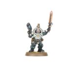 COMBAT PATROL: LEAGUES OF VOTANN WARHAMMER 40000. Vynn, Tumba de la Perdición es reconocido entre los suyos como un verdugo de las amenazas más temibles y un guardián implacable del futuro de su pueblo. Lidera una fuerza de choque flexible compuesta por versátiles Sucesores Combatientes, la élite de los Guardamoradas Einhyr y los pesados Estruendosos Brôkhyr para expandir las posesiones de la Familia. Si quieres asegurar tu territorio en nombre de los Ancestros, esta caja es la manera perfecta de comenzar una nueva colección de las Ligas de los Votann (o ampliar un ejército existente) y ahorrar dinero en comparación con la compra de las cajas por separado. La fuerza está liderada por Vynn, Tumba de la Perdición, un poderoso héroe equipado con un exotraje pesado, y acompañado por una escolta de Guardamoradas Einhyr. Una unidad de Estruendosos Brôkhyr proporciona apoyo a distancia mientras los Sucesores reclaman objetivos clave. Estas 19 miniaturas de plástico representan una fuerza completa del Baluarte de Vynn para usar en partidas tácticas y ajustadas de Patrulla de Warhammer 40,000. Las reglas de esta Patrulla están disponibles como descarga gratuita en el sitio web de Warhammer Community.