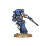 COMBAT PATROL: BLACK TEMPLARS WARHAMMER 40000. Adrax Agatone, Capitán de la 3.ª Compañía de los Salamandras, es una fuerza de destrucción concentrada y letal que golpea con fuerza y precisión en combate sin mostrar señales de agotamiento. Lidera a sus hermanos en la batalla empuñando un imponente martillo de trueno. Tras él marchan los Intercesores de Asalto, listos para lanzarse al combate cuerpo a cuerpo a su lado. Un núcleo de Marines Infernus está preparado para calcinar a sus enemigos, reclamando y manteniendo objetivos para completar la misión. Los Erradicadores y un Quad Invader apoyan al ejército con armamento pesado, conformando una fuerza de choque equilibrada. Si deseas purificar la galaxia con las llamas de Nocturne, esta caja es la forma ideal de comenzar una nueva colección de Salamandras (o ampliar un ejército ya existente) y ahorrar dinero en comparación con la compra de los kits por separado. La fuerza está liderada por Adrax Agatone, quien se lanza al fragor del combate acompañado por una escuadra de Intercesores de Asalto. Una unidad de Marines Infernus arrasa con fuego a los enemigos, barriendo objetivos vitales y defendiéndolos hasta completar la misión. Tres Erradicadores proporciona apoyo con sus poderosas armas de fusión, mientras que un Quad Invader avanza rápidamente manteniéndose al ritmo de las líneas del frente o actuando como hostigador y apoyo reactivo. Estas 20 miniaturas de plástico representan una fuerza completa para usar en partidas tácticas y ajustadas de Patrulla de Warhammer 40,000. Las reglas de esta Patrulla están disponibles como descarga gratuita en el sitio web de Warhammer Community.