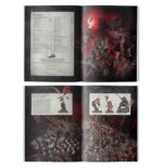 DEATH BATTLETOME: FLESH-EATER COURTS (ESPAÑOL) WARHAMMER AGE OF SIGMAR. Las Cortes Comecarne son una fuerza temible y maldita. No están ni muertos ni vivos, gobernados por bestiales monarcas vampíricos y atrapados en una delusión que les oculta su naturaleza macabra. Se congregan en los lugares más oscuros de los reinos, enconándose allá donde la guerra y la tragedia ha desgarrado reinos antaño orgullosos. Estos caníbales encorvados y deformes desgarran la carne viva con un abandono salvaje mientras en sus mentes se creen nobles caballeros y señores feudales. El Tomo de batalla Muerte: Flesh-eater Courts es un libro esencial para coleccionistas y jugadores que quieran liderar una cruzada para liberar los Reinos Mortales. Este tomo de tapa dura está repleto de ilustraciones retorcidas, espeluznante material de trasfondo de estos caníbales enajenados, fotografías épicas, y las reglas que necesitarás para hacer que tu señor esté orgulloso de ti. Dentro encontrarás hojas de unidad, regimientos y ejércitos de renombre, reglas de Sendero a la Gloria y Yunque de la Apoteosis, y una sección independiente de Punta de lanza que te ayudará a jugar disputadas partidas tácticas con tu colección. Este libro te guiará a través de tus delirantes campañas, sea cual sea tu forma de coleccionar, pintar y jugar con las Cortes Comecarne.