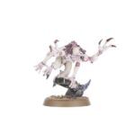 COMBAT PATROL: TYRANID ASSAULT BROOD WARHAMMER 40000. Los Tiránidos se presentan en una variedad sorprendente de formas, cada una más aterradora que la anterior. Se han observado pequeñas fuerzas de disrupción, lideradas por el llamado Parásito de Mortrex. Estas fuerzas están protegidas por la Guardia Tiránida, pertrechada con gruesas placas quitinosas, y cuentan con el apoyo de los organismos de artillería conocidos como Biovoros, que lanzan minas de esporas vivas de un lado a otro del campo de batalla. Quizá los más peligrosos sean los Genestealers, criaturas agresivas y sigilosas que avanzan rápidamente para hacer trizas a sus enemigos con garras largas y afiladas como navajas. Si quieres consumir toda la biomasa de la galaxia, esta caja es la forma perfecta de empezar o ampliar una colección de Tiránidos y ahorrar dinero en comparación con la compra de los kits por separado. Lidera la fuerza un temible Parásito de Mortrex, que infecta a sus presas con un ovipositor enredadera. Los tres miembros de la Guardia Tiránida pueden aplastar a los enemigos más resistentes mientras los Genestealers avanzan a toda velocidad para eliminar a los supervivientes. Por último, un Biovoro proporciona apoyo a larga distancia. Estas 18 miniaturas de plástico representan una Prole de asalto Tiránida completa para usar en partidas tácticas y ajustadas de Patrulla de Warhammer 40,000. Las reglas de esta Patrulla pueden descargarse gratuitamente del sitio web de Warhammer Community.
