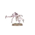 COMBAT PATROL: TYRANID ASSAULT BROOD WARHAMMER 40000. Los Tiránidos se presentan en una variedad sorprendente de formas, cada una más aterradora que la anterior. Se han observado pequeñas fuerzas de disrupción, lideradas por el llamado Parásito de Mortrex. Estas fuerzas están protegidas por la Guardia Tiránida, pertrechada con gruesas placas quitinosas, y cuentan con el apoyo de los organismos de artillería conocidos como Biovoros, que lanzan minas de esporas vivas de un lado a otro del campo de batalla. Quizá los más peligrosos sean los Genestealers, criaturas agresivas y sigilosas que avanzan rápidamente para hacer trizas a sus enemigos con garras largas y afiladas como navajas. Si quieres consumir toda la biomasa de la galaxia, esta caja es la forma perfecta de empezar o ampliar una colección de Tiránidos y ahorrar dinero en comparación con la compra de los kits por separado. Lidera la fuerza un temible Parásito de Mortrex, que infecta a sus presas con un ovipositor enredadera. Los tres miembros de la Guardia Tiránida pueden aplastar a los enemigos más resistentes mientras los Genestealers avanzan a toda velocidad para eliminar a los supervivientes. Por último, un Biovoro proporciona apoyo a larga distancia. Estas 18 miniaturas de plástico representan una Prole de asalto Tiránida completa para usar en partidas tácticas y ajustadas de Patrulla de Warhammer 40,000. Las reglas de esta Patrulla pueden descargarse gratuitamente del sitio web de Warhammer Community.