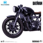DRIFTER MOTORCYCLE BATMAN MULTIVERSE. Cuando recorre las calles de Gotham como The Drifter, Bruce Wayne utiliza la Drifter Bike: una Café Racer modificada para alcanzar una velocidad óptima con el mínimo esfuerzo.