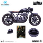 DRIFTER MOTORCYCLE BATMAN MULTIVERSE. Cuando recorre las calles de Gotham como The Drifter, Bruce Wayne utiliza la Drifter Bike: una Café Racer modificada para alcanzar una velocidad óptima con el mínimo esfuerzo.