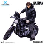 DRIFTER MOTORCYCLE BATMAN MULTIVERSE. Cuando recorre las calles de Gotham como The Drifter, Bruce Wayne utiliza la Drifter Bike: una Café Racer modificada para alcanzar una velocidad óptima con el mínimo esfuerzo.