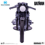 DRIFTER MOTORCYCLE BATMAN MULTIVERSE. Cuando recorre las calles de Gotham como The Drifter, Bruce Wayne utiliza la Drifter Bike: una Café Racer modificada para alcanzar una velocidad óptima con el mínimo esfuerzo.