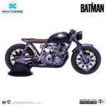 DRIFTER MOTORCYCLE BATMAN MULTIVERSE. Cuando recorre las calles de Gotham como The Drifter, Bruce Wayne utiliza la Drifter Bike: una Café Racer modificada para alcanzar una velocidad óptima con el mínimo esfuerzo.