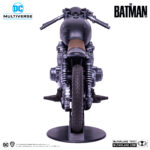 DRIFTER MOTORCYCLE BATMAN MULTIVERSE. Cuando recorre las calles de Gotham como The Drifter, Bruce Wayne utiliza la Drifter Bike: una Café Racer modificada para alcanzar una velocidad óptima con el mínimo esfuerzo.