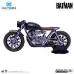 DRIFTER MOTORCYCLE BATMAN MULTIVERSE. Cuando recorre las calles de Gotham como The Drifter, Bruce Wayne utiliza la Drifter Bike: una Café Racer modificada para alcanzar una velocidad óptima con el mínimo esfuerzo.