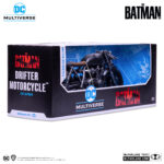 DRIFTER MOTORCYCLE BATMAN MULTIVERSE. Cuando recorre las calles de Gotham como The Drifter, Bruce Wayne utiliza la Drifter Bike: una Café Racer modificada para alcanzar una velocidad óptima con el mínimo esfuerzo.