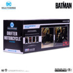 DRIFTER MOTORCYCLE BATMAN MULTIVERSE. Cuando recorre las calles de Gotham como The Drifter, Bruce Wayne utiliza la Drifter Bike: una Café Racer modificada para alcanzar una velocidad óptima con el mínimo esfuerzo.