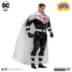 LORD SUPERMAN (SUPER POWERS). Los Justice Lords provienen de un universo alternativo en el que la Liga de la Justicia™ decidió imponer la ley y el orden por cualquier medio necesario. Hace años, la Liga de la Justicia™ los derrotó, y Wonder Woman™ regresó a su mundo con ellos para asegurarse de que permanecieran bajo control. Pero algo salió mal. Ahora, Wonder Woman ha vuelto al mundo de Batman Beyond™, y Superman™ y Bruce Wayne™ intuyen que ella oculta algo. Mientras Terry McGinnis™ emprende un peligroso viaje al mundo de los Justice Lords para descubrir los secretos de Wonder Woman —y se encuentra con una versión de sí mismo cuya vida tomó un rumbo muy diferente—, los Justice Lords regresan a nuestra Tierra en busca de Wonder Woman.