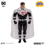 LORD SUPERMAN (SUPER POWERS). Los Justice Lords provienen de un universo alternativo en el que la Liga de la Justicia™ decidió imponer la ley y el orden por cualquier medio necesario. Hace años, la Liga de la Justicia™ los derrotó, y Wonder Woman™ regresó a su mundo con ellos para asegurarse de que permanecieran bajo control. Pero algo salió mal. Ahora, Wonder Woman ha vuelto al mundo de Batman Beyond™, y Superman™ y Bruce Wayne™ intuyen que ella oculta algo. Mientras Terry McGinnis™ emprende un peligroso viaje al mundo de los Justice Lords para descubrir los secretos de Wonder Woman —y se encuentra con una versión de sí mismo cuya vida tomó un rumbo muy diferente—, los Justice Lords regresan a nuestra Tierra en busca de Wonder Woman.