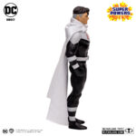 LORD SUPERMAN (SUPER POWERS). Los Justice Lords provienen de un universo alternativo en el que la Liga de la Justicia™ decidió imponer la ley y el orden por cualquier medio necesario. Hace años, la Liga de la Justicia™ los derrotó, y Wonder Woman™ regresó a su mundo con ellos para asegurarse de que permanecieran bajo control. Pero algo salió mal. Ahora, Wonder Woman ha vuelto al mundo de Batman Beyond™, y Superman™ y Bruce Wayne™ intuyen que ella oculta algo. Mientras Terry McGinnis™ emprende un peligroso viaje al mundo de los Justice Lords para descubrir los secretos de Wonder Woman —y se encuentra con una versión de sí mismo cuya vida tomó un rumbo muy diferente—, los Justice Lords regresan a nuestra Tierra en busca de Wonder Woman.