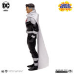 LORD SUPERMAN (SUPER POWERS). Los Justice Lords provienen de un universo alternativo en el que la Liga de la Justicia™ decidió imponer la ley y el orden por cualquier medio necesario. Hace años, la Liga de la Justicia™ los derrotó, y Wonder Woman™ regresó a su mundo con ellos para asegurarse de que permanecieran bajo control. Pero algo salió mal. Ahora, Wonder Woman ha vuelto al mundo de Batman Beyond™, y Superman™ y Bruce Wayne™ intuyen que ella oculta algo. Mientras Terry McGinnis™ emprende un peligroso viaje al mundo de los Justice Lords para descubrir los secretos de Wonder Woman —y se encuentra con una versión de sí mismo cuya vida tomó un rumbo muy diferente—, los Justice Lords regresan a nuestra Tierra en busca de Wonder Woman.
