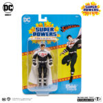 LORD SUPERMAN (SUPER POWERS). Los Justice Lords provienen de un universo alternativo en el que la Liga de la Justicia™ decidió imponer la ley y el orden por cualquier medio necesario. Hace años, la Liga de la Justicia™ los derrotó, y Wonder Woman™ regresó a su mundo con ellos para asegurarse de que permanecieran bajo control. Pero algo salió mal. Ahora, Wonder Woman ha vuelto al mundo de Batman Beyond™, y Superman™ y Bruce Wayne™ intuyen que ella oculta algo. Mientras Terry McGinnis™ emprende un peligroso viaje al mundo de los Justice Lords para descubrir los secretos de Wonder Woman —y se encuentra con una versión de sí mismo cuya vida tomó un rumbo muy diferente—, los Justice Lords regresan a nuestra Tierra en busca de Wonder Woman.