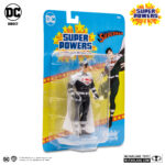 LORD SUPERMAN (SUPER POWERS). Los Justice Lords provienen de un universo alternativo en el que la Liga de la Justicia™ decidió imponer la ley y el orden por cualquier medio necesario. Hace años, la Liga de la Justicia™ los derrotó, y Wonder Woman™ regresó a su mundo con ellos para asegurarse de que permanecieran bajo control. Pero algo salió mal. Ahora, Wonder Woman ha vuelto al mundo de Batman Beyond™, y Superman™ y Bruce Wayne™ intuyen que ella oculta algo. Mientras Terry McGinnis™ emprende un peligroso viaje al mundo de los Justice Lords para descubrir los secretos de Wonder Woman —y se encuentra con una versión de sí mismo cuya vida tomó un rumbo muy diferente—, los Justice Lords regresan a nuestra Tierra en busca de Wonder Woman.