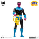 SINIESTRO (SUPER POWERS). Originario del planeta Korugar, Sinestro fue en su día el Green Lantern del Sector 1417 y rápidamente se ganó el reconocimiento del Cuerpo por su capacidad para mantener el orden en su sector. Sin embargo, la paz tuvo un precio. La determinación de Sinestro por preservar el orden le llevó a actuar más como un dictador que como un protector. No fue hasta que el nuevo recluta Hal Jordan se enteró de los métodos de Sinestro que se informó a los Guardianes y Sinestro fue expulsado del Cuerpo. Firme en su creencia en la superioridad moral y en los métodos para mantener el orden, Sinestro formó el Cuerpo Sinestro, aprovechando la energía amarilla del miedo, no solo para combatir a los Guardianes, a quienes considera el principal obstáculo en el camino hacia la paz intergaláctica, sino también para fortalecer al Cuerpo de Linternas Verdes.