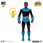 SINIESTRO (SUPER POWERS). Originario del planeta Korugar, Sinestro fue en su día el Green Lantern del Sector 1417 y rápidamente se ganó el reconocimiento del Cuerpo por su capacidad para mantener el orden en su sector. Sin embargo, la paz tuvo un precio. La determinación de Sinestro por preservar el orden le llevó a actuar más como un dictador que como un protector. No fue hasta que el nuevo recluta Hal Jordan se enteró de los métodos de Sinestro que se informó a los Guardianes y Sinestro fue expulsado del Cuerpo. Firme en su creencia en la superioridad moral y en los métodos para mantener el orden, Sinestro formó el Cuerpo Sinestro, aprovechando la energía amarilla del miedo, no solo para combatir a los Guardianes, a quienes considera el principal obstáculo en el camino hacia la paz intergaláctica, sino también para fortalecer al Cuerpo de Linternas Verdes.