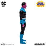 SINIESTRO (SUPER POWERS). Originario del planeta Korugar, Sinestro fue en su día el Green Lantern del Sector 1417 y rápidamente se ganó el reconocimiento del Cuerpo por su capacidad para mantener el orden en su sector. Sin embargo, la paz tuvo un precio. La determinación de Sinestro por preservar el orden le llevó a actuar más como un dictador que como un protector. No fue hasta que el nuevo recluta Hal Jordan se enteró de los métodos de Sinestro que se informó a los Guardianes y Sinestro fue expulsado del Cuerpo. Firme en su creencia en la superioridad moral y en los métodos para mantener el orden, Sinestro formó el Cuerpo Sinestro, aprovechando la energía amarilla del miedo, no solo para combatir a los Guardianes, a quienes considera el principal obstáculo en el camino hacia la paz intergaláctica, sino también para fortalecer al Cuerpo de Linternas Verdes.