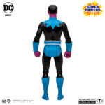 SINIESTRO (SUPER POWERS). Originario del planeta Korugar, Sinestro fue en su día el Green Lantern del Sector 1417 y rápidamente se ganó el reconocimiento del Cuerpo por su capacidad para mantener el orden en su sector. Sin embargo, la paz tuvo un precio. La determinación de Sinestro por preservar el orden le llevó a actuar más como un dictador que como un protector. No fue hasta que el nuevo recluta Hal Jordan se enteró de los métodos de Sinestro que se informó a los Guardianes y Sinestro fue expulsado del Cuerpo. Firme en su creencia en la superioridad moral y en los métodos para mantener el orden, Sinestro formó el Cuerpo Sinestro, aprovechando la energía amarilla del miedo, no solo para combatir a los Guardianes, a quienes considera el principal obstáculo en el camino hacia la paz intergaláctica, sino también para fortalecer al Cuerpo de Linternas Verdes.