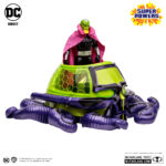 BRAINIAC WITH SKULL SHIP (GOLD LABEL) SUPER POWERS DC DIRECT. Gracias a su cerebro altamente avanzado y computarizado, Brainiac siempre va diez pasos por delante de sus oponentes, incluso de los más inteligentes como Superman. En última instancia, su incapacidad para ver más allá de la lógica pura siempre ha sido su perdición. Pero, al igual que un virus informático malicioso que nunca se puede eliminar por completo, Brainiac siempre consigue reaparecer cuando menos se lo espera.